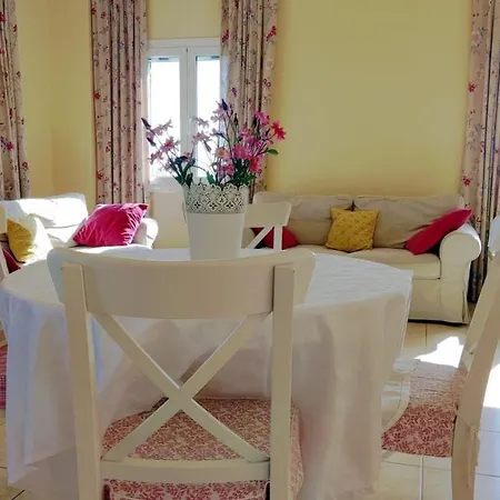 Dom wakacyjny Nikolas House Gimari