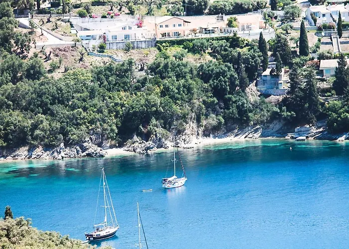 Nikolas House Гимари